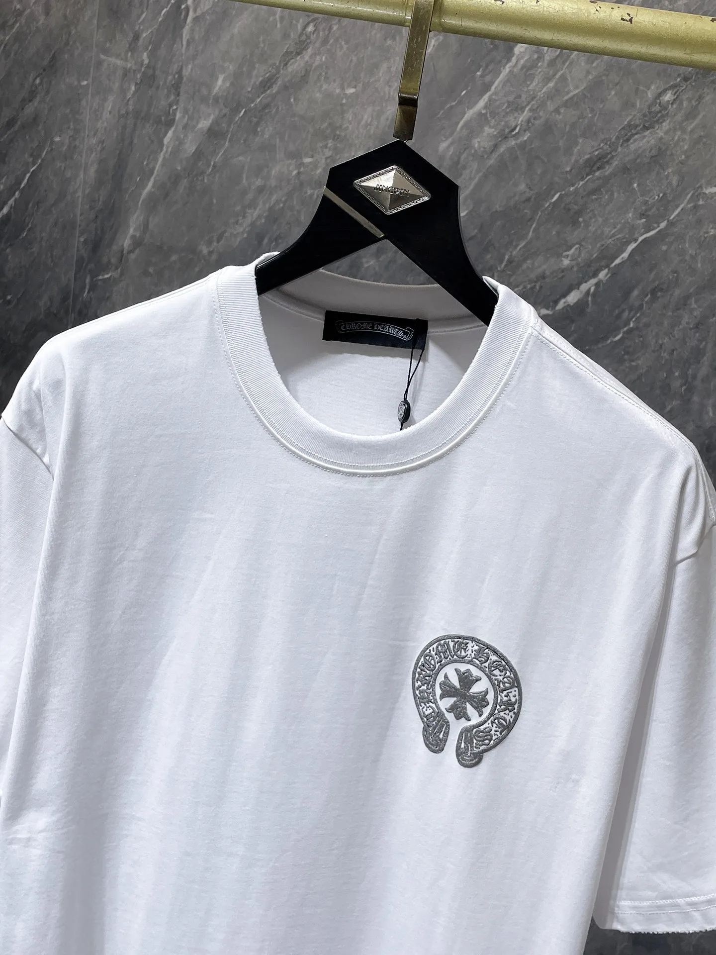 P150 New Chrome Hearts 25ss high version in summer. High gram weight, environmentally friendly and high-quality top fabric. 275g~270g. Chrome retro high-end worn short sleeves. Counter synchronization. Re-engraved version 1:1. Recommended color: black white. Size: S, M, L, XL.